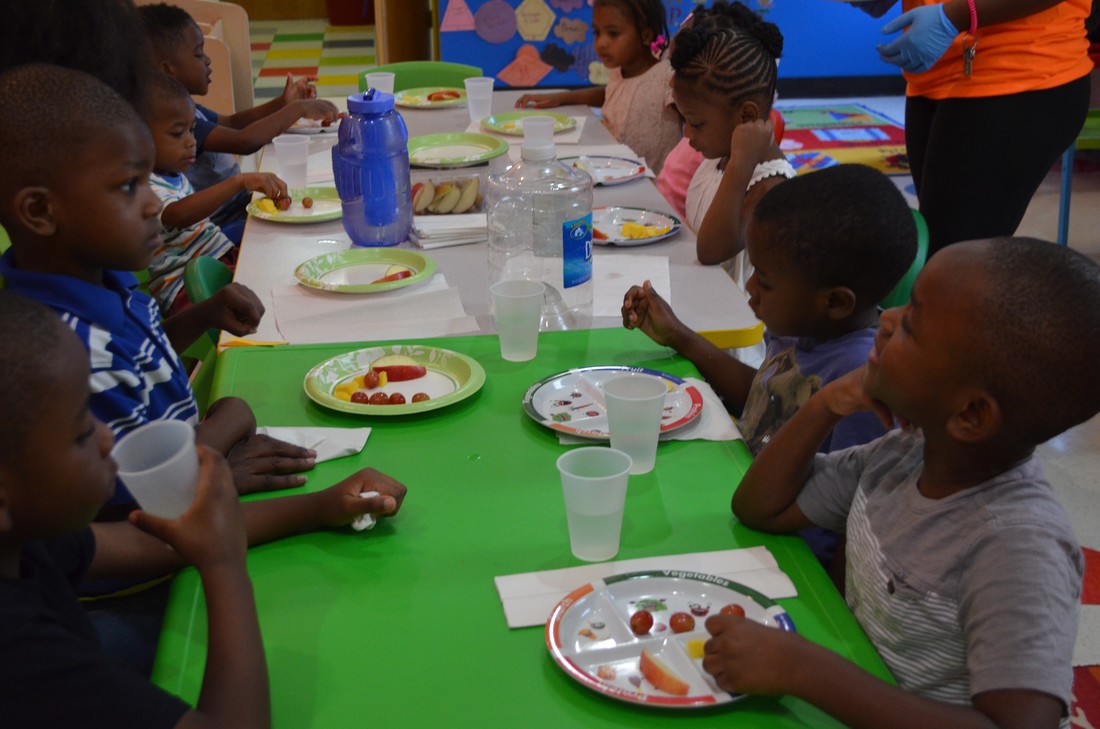 Image children eating breakfast